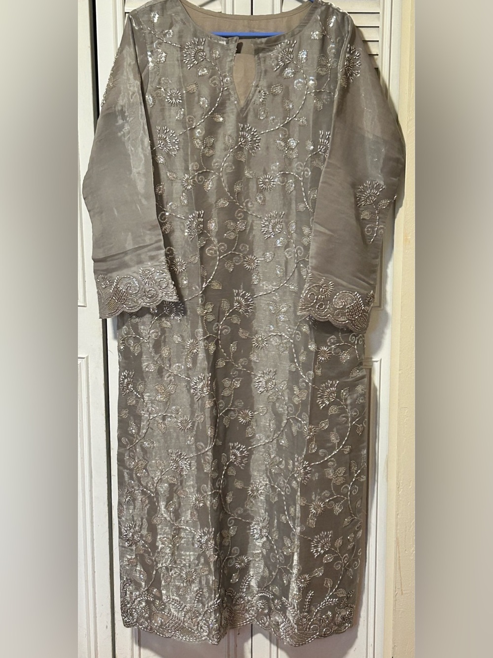 Embroidered Silver Gray Women 3pc RTW Suit. Elegant cut Dana Detail. Fits M/L - Picture 4 of 6